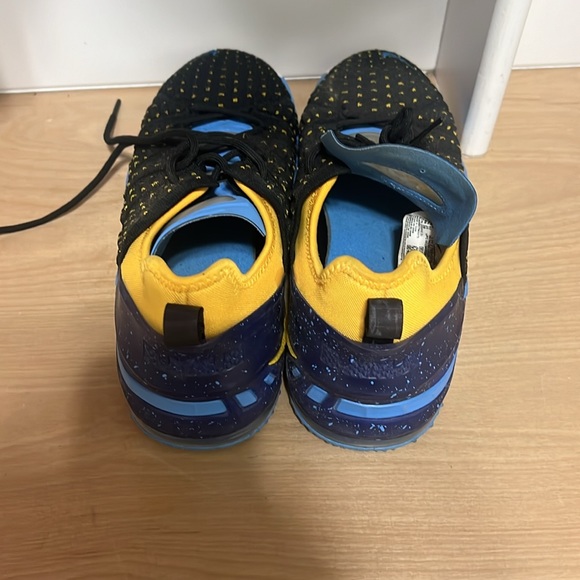 Nike Basketball Shoes - Picture 3 of 6